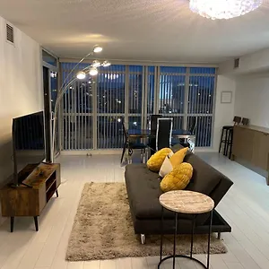 Cozy Open Concept 2br 2bath W/parking -jays/cn Apartment